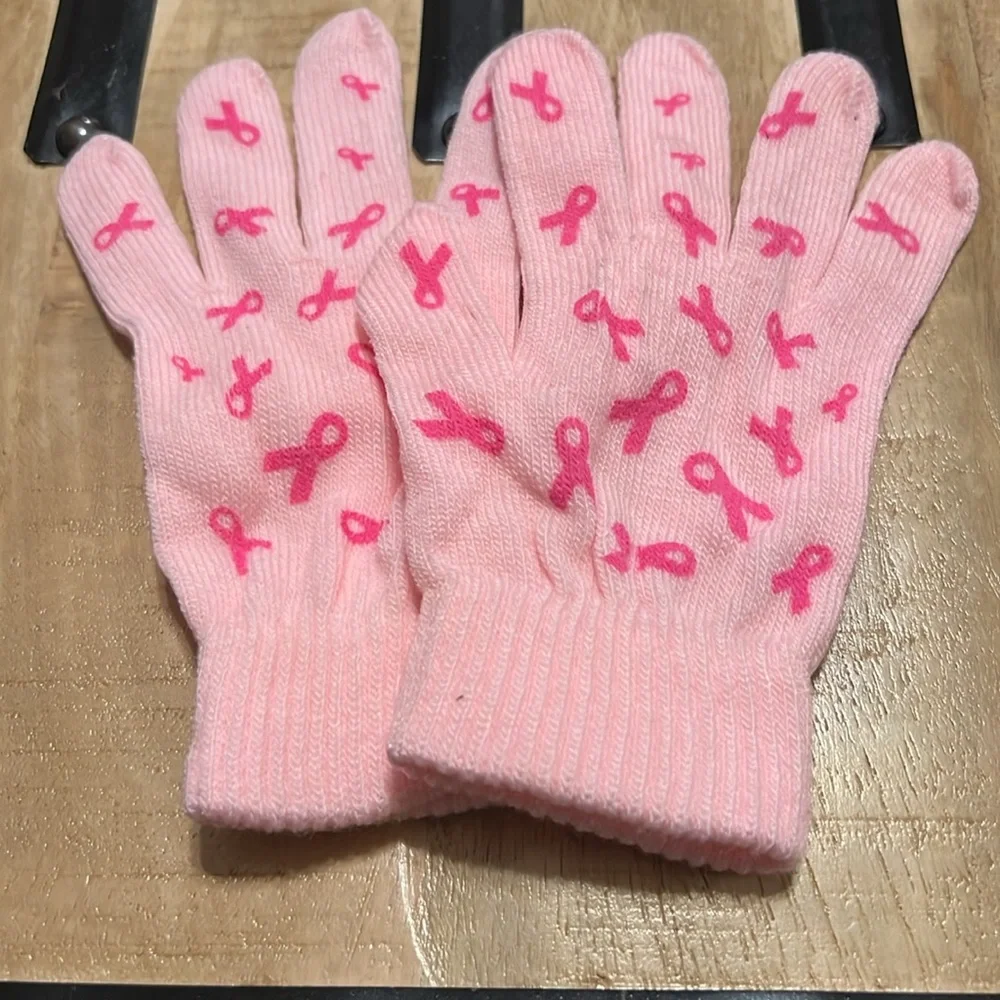 8 pairs of women’s gloves